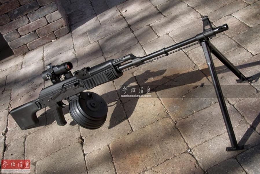 苏制rpk-74班用机枪,配有大弹鼓.
