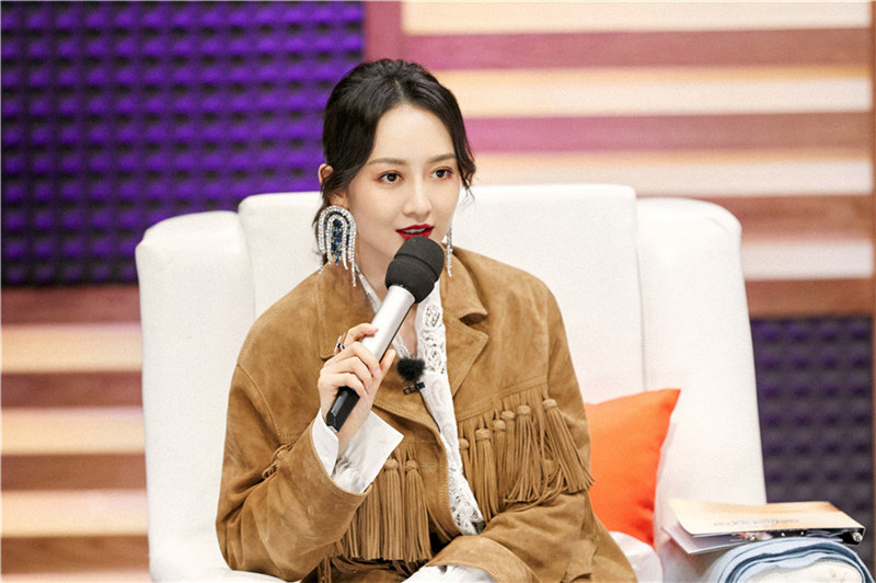 王鸥《声临其境2》粤语配紫霞 超大耳环超抢眼