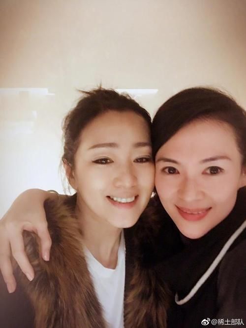 别老吹林青霞美了!她和巩俐同框脸大气质差,被