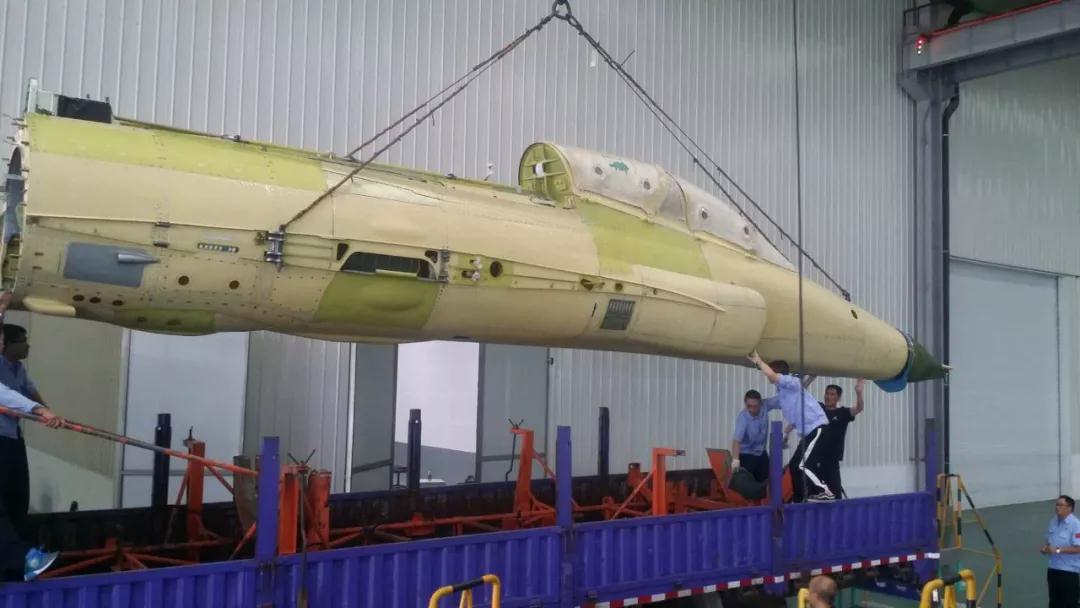 中国首架FTC2000G战机前机身交付 下月进行