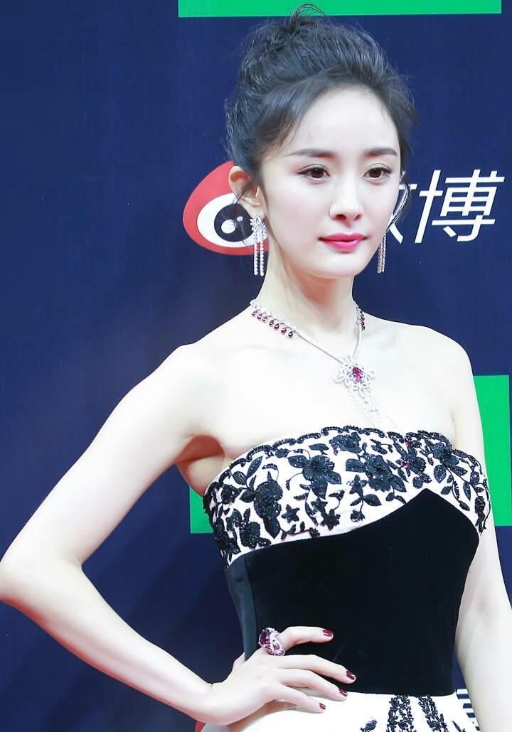 看以前杨幂唐嫣走红毯的照片,可以看出她们的