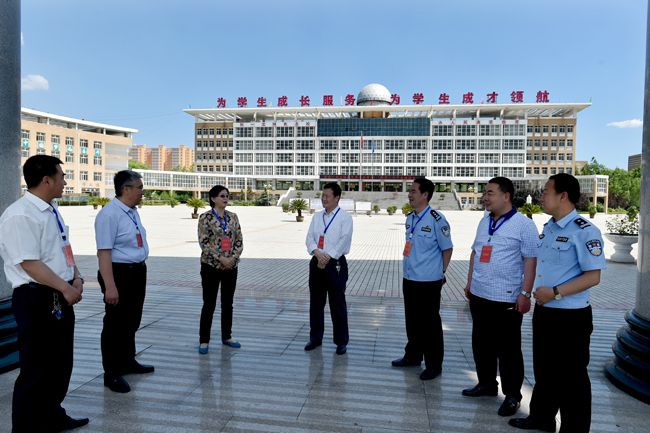 盂县县长孔禄泉到盂县一中考点巡考