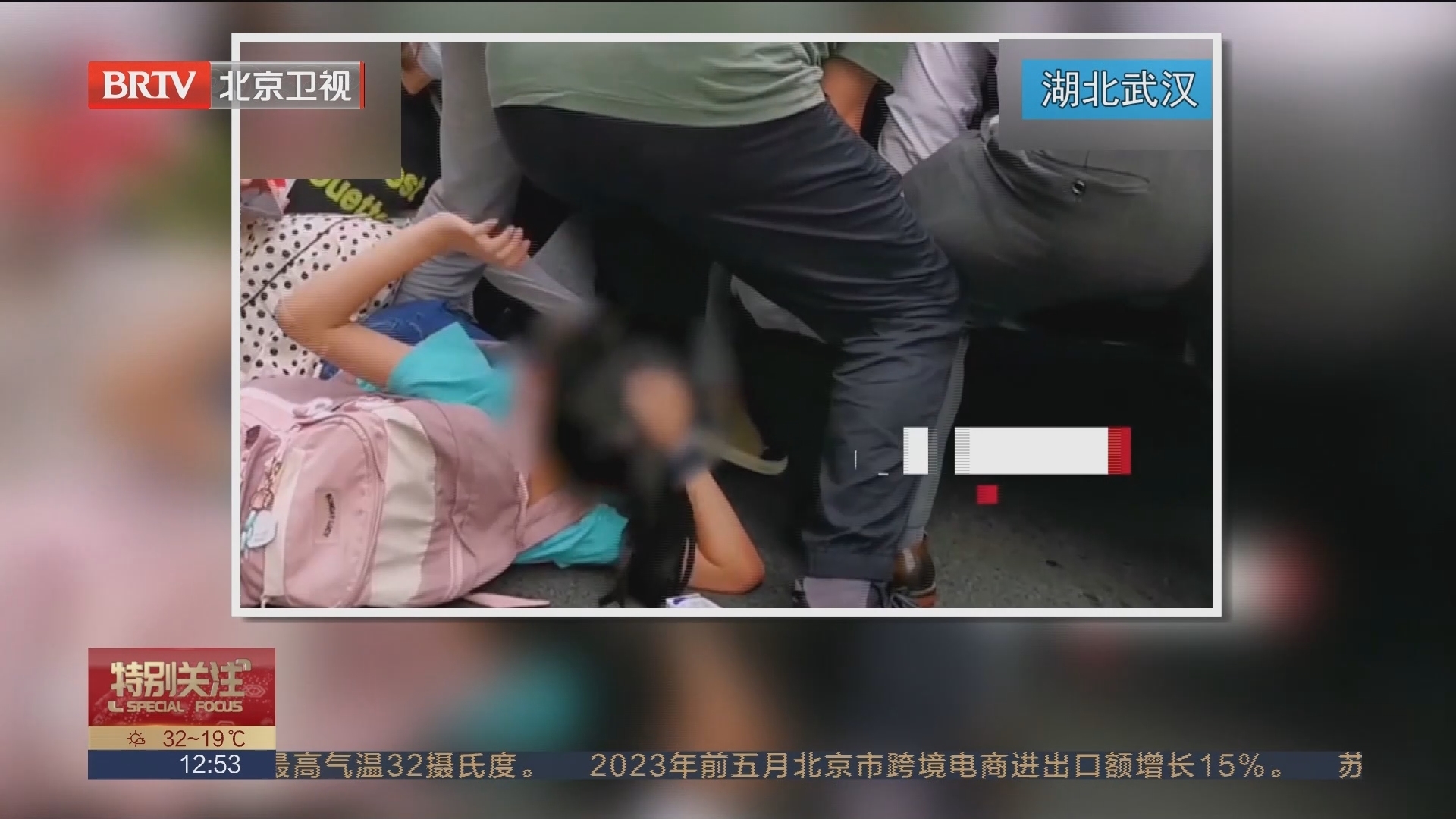 湖北武汉：女孩被车压脚 路人合力抬车救出