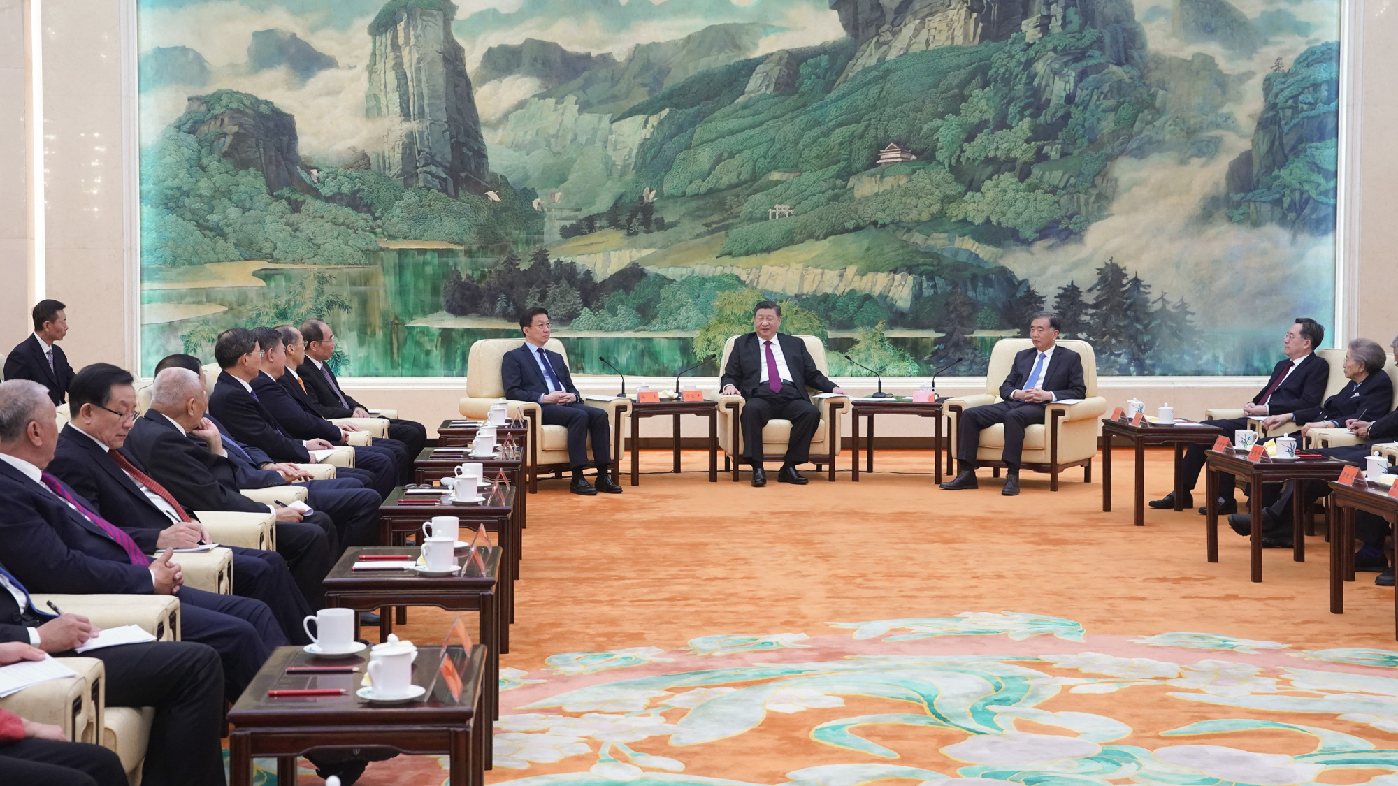 习近平同党外人士共迎新春 向他们致以诚挚的问候和新春的祝福