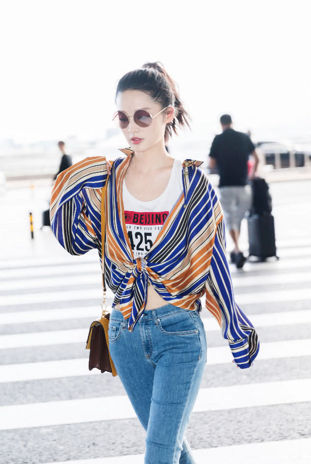 本来以为杨紫的机场穿搭够随性洒脱了,可看到
