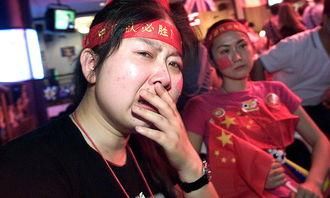 叹息:世界杯前夕,国足巨星王燊超赛中戴项链,遭