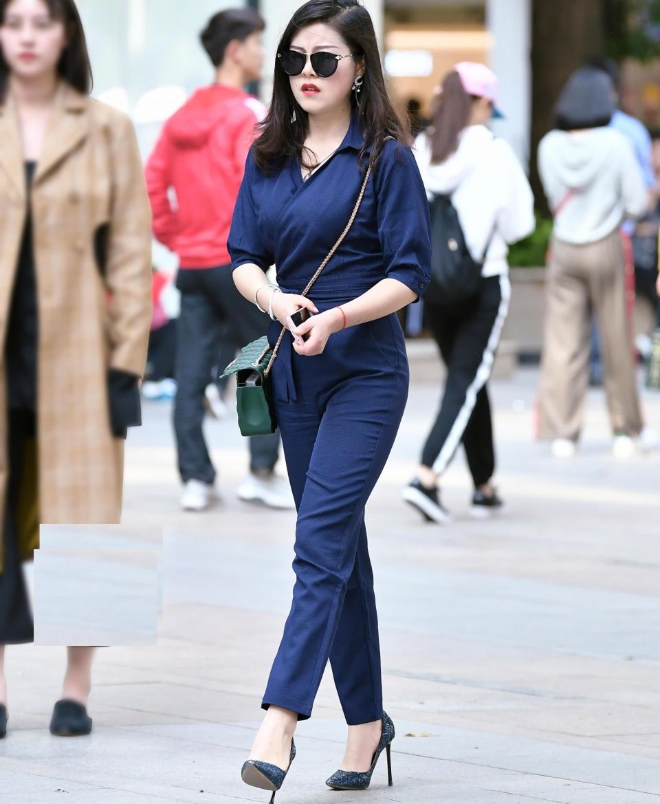 街拍美女:时尚辣妈紧身裤勾出迷人身型,真不是