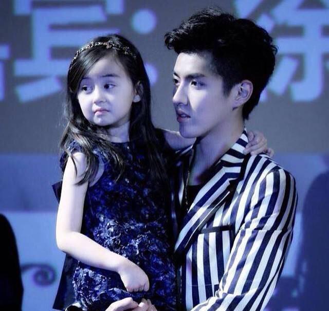 明星吴亦凡这么喜欢的这个小姑娘,究竟是不是他的私生女? 明星吴亦凡这么喜欢的这个小姑娘,究竟是不是他的私生女?