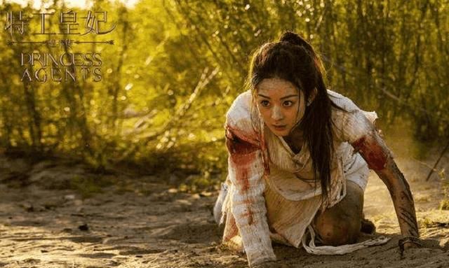 赵丽颖拍戏受伤,高温40度沙漠吃土,而她全程替