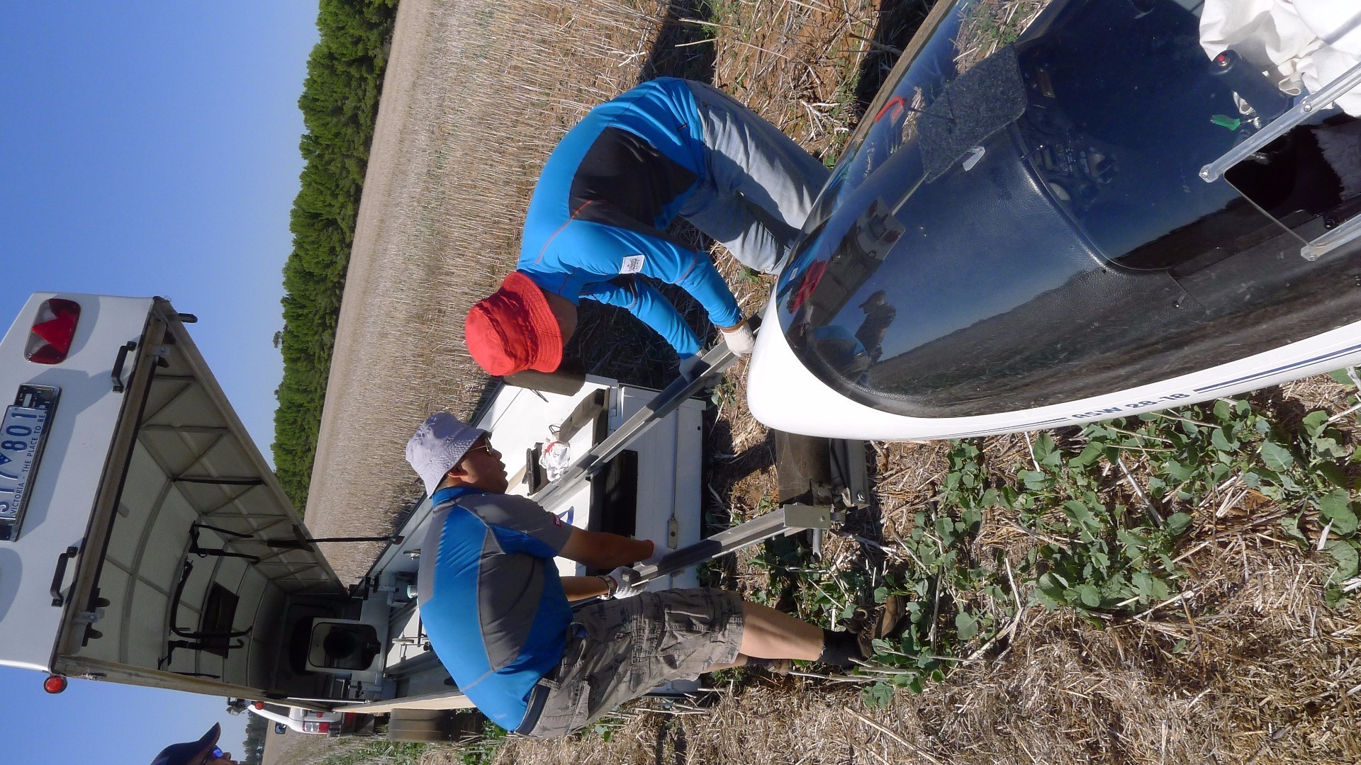 杜鹏和商广伟在组装滑翔机。