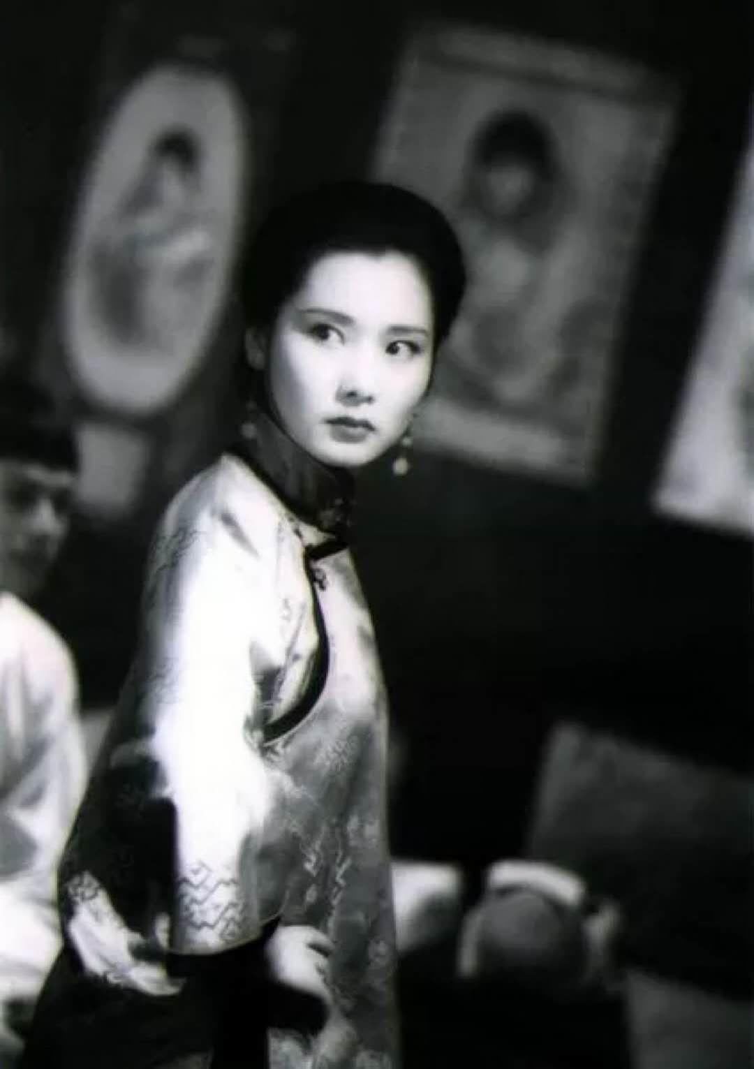 5岁父母离异,29岁搭档巩俐,和初恋相守35年,这