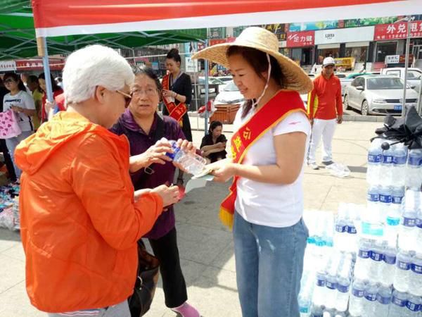 县残联携手爱心助残志愿者开展助残日宣传活动
