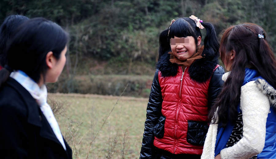 贵州六枝特区陇脚乡大坝村,12岁的女孩小丹,在父母离婚后,经人介绍"