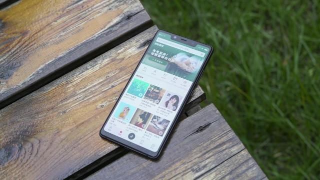 抢到小米8SE的网友发微博:开心到手都在抖!你