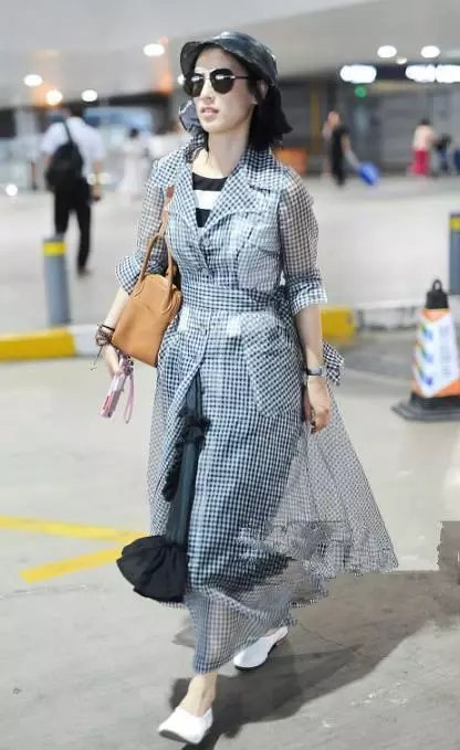 豪门太太黄圣依一身塑料亮相! 35岁愣是嫩成1