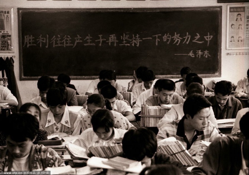 1998年6月，河北遵化，备战高考倒计时。桌上的参考书堆积如山。冲刺阶段，封闭式教学，至夜晚9时才下学。