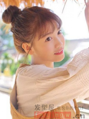 网红同款丸子头扎发 甜美减龄两不误