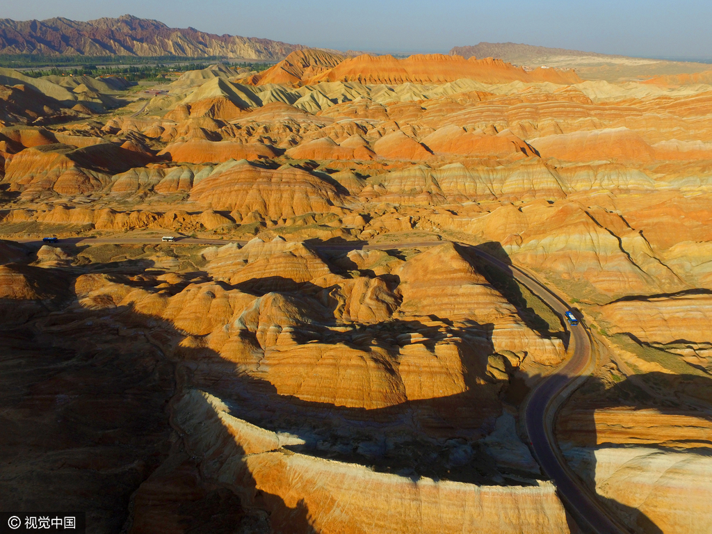 摄影师航拍丹霞地貌 色彩艳丽场面壮观