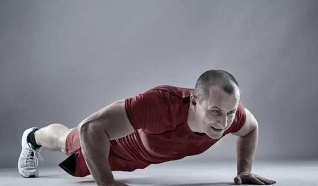 不去健身房,学会了这个,在家也能练出好看的正面肌肉!