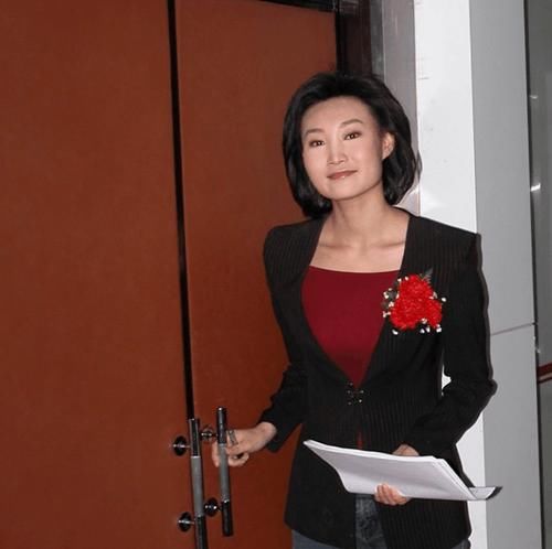 新闻联播李梓萌,扎起马尾辫的她原来这么年轻