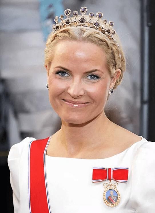 曾在夜总会工作,怀孕后被甩,后来嫁入皇室,却成