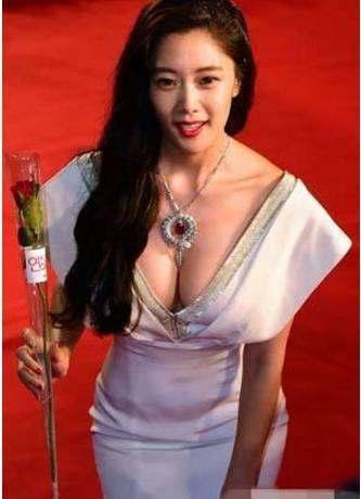 女星走红毯摔出“挤奶器”,男助理的手放的真是地方 女星走红毯摔出“挤奶器”,男助理的手放的真是地方