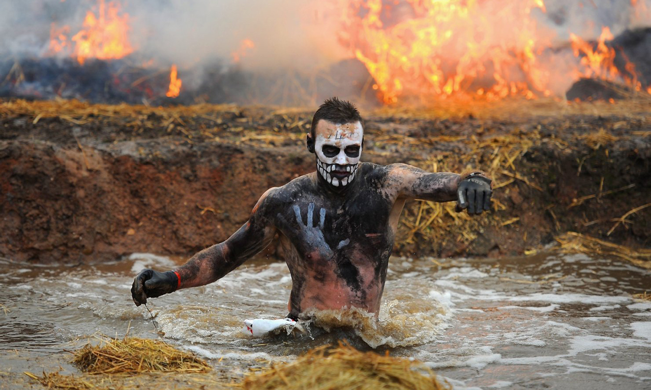 其中包括拦货网、路障、铁丝网围着的泥浆坑、烂泥坑、火坑和其它使你突破极限的高难度障碍。图为造型各异的参赛选手。