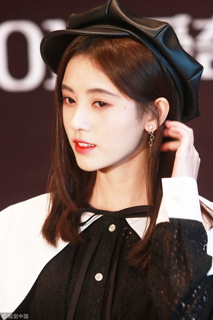 娃娃裙甜笑撩发秀天鹅颈 个小腿长与于朦胧秀