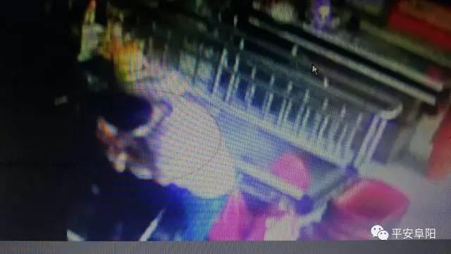 超市老板压女员工身上猥亵 监控还原事实