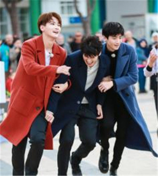 二十四小时今晚开播胡一天挑战滑翔伞 大秀广