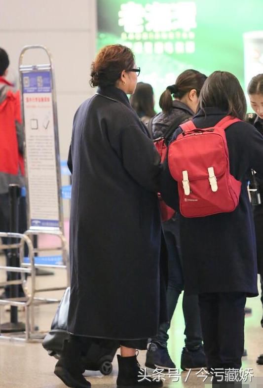 陈凯歌50岁妻子陈红衰老近照,网友:倪萍身体变