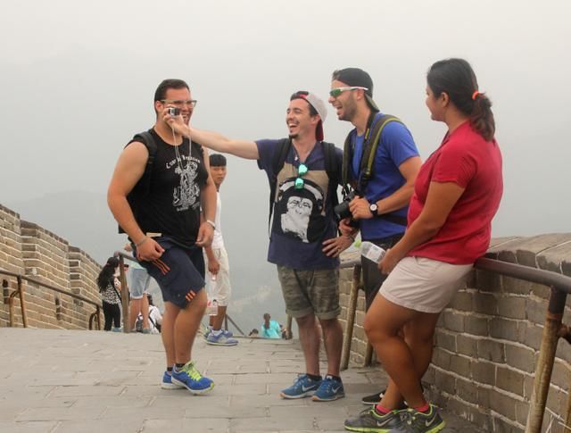 老外组团来中国游玩,第一次看见长城后震撼:实