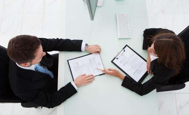 女面试官:我衬衣扣子崩开了你咋提醒我?小伙巧