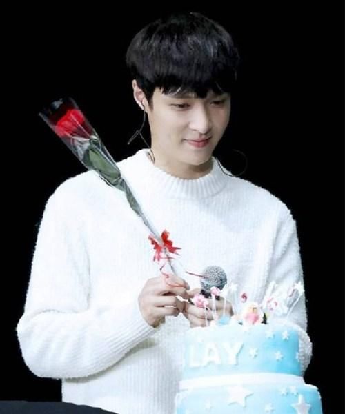 男星穿白毛衣,王俊凯时尚,张艺兴呆萌,看到他网