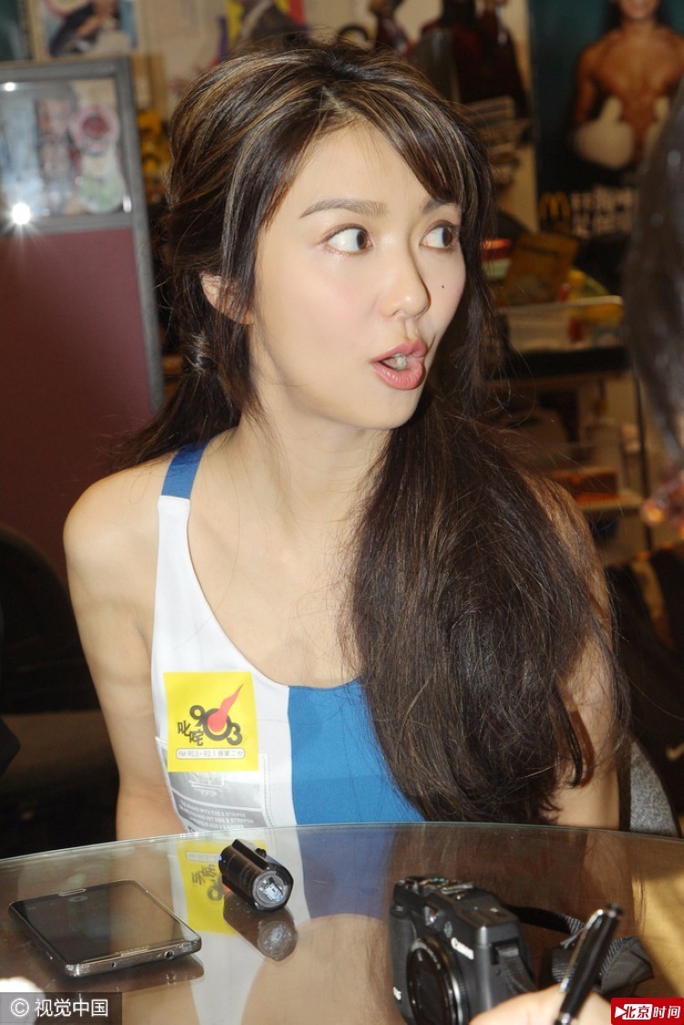 薛凯琪亮相脸又变尖了 每一次笑得都好艰难