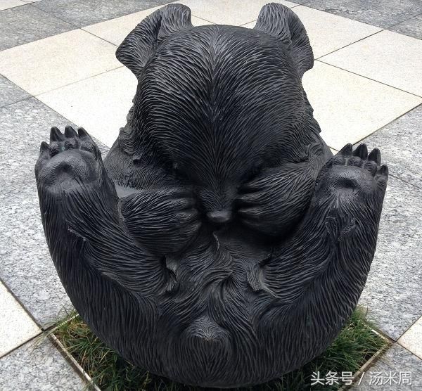 深圳证券交易所楼下的雕塑,小黑熊好多,股票不