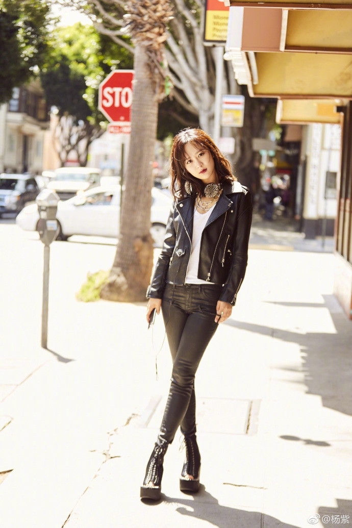 杨紫身穿黑色机车服配黑色长裤内搭白色t恤