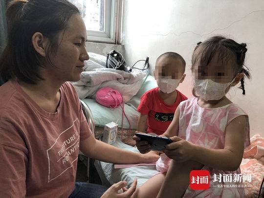 男子街头抱女儿要卖女救子 妻子:没跟我商量