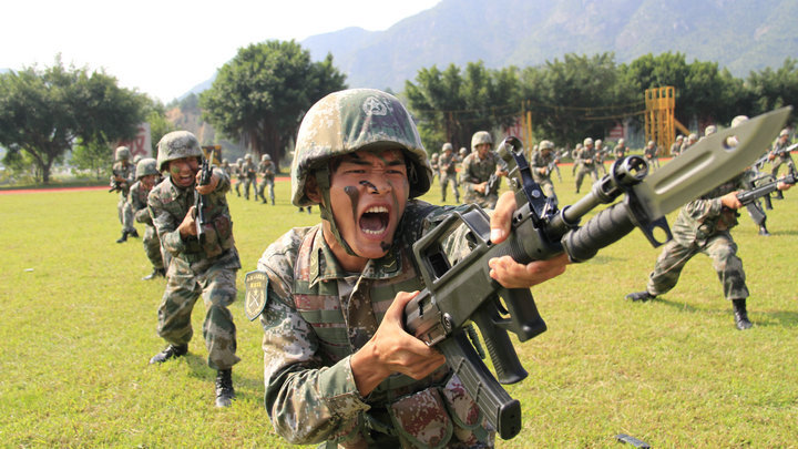 现场:刺杀操步枪速射 练就了军人的血性 现场:刺杀操步枪速射 练就了军人的血性