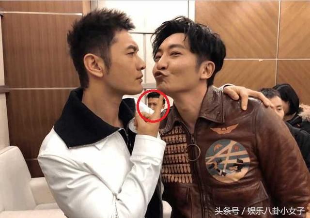 明星合影里的抢镜王:王源俏皮,赵丽颖无辜,甜