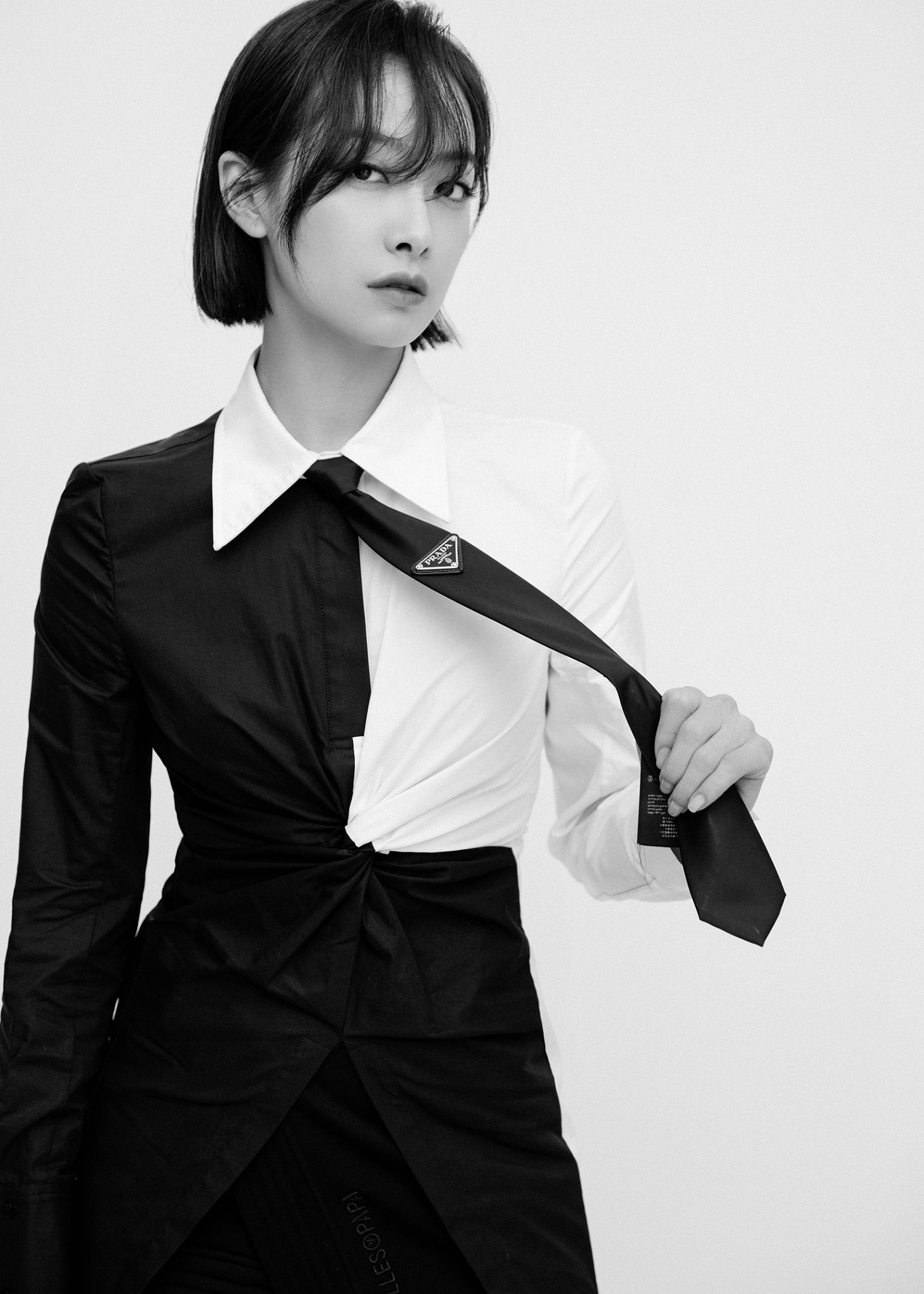 宋茜穿黑白学院风短裙男友力十足 网友拟算腿长简直逆天!