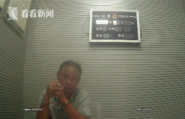 依据《中华人民共和国治安管理处罚法》第三十条非法携带危险物质，以及第十一条第一款的规定，给予关某行政拘留15日的处罚，同时收缴关某携带的三枚雷管。
南宁铁路警方提醒广大旅客群众，暑运期间各站安检工作全面升级，标准和要求也更为严格，为了减少不必要的麻烦，广大乘客在乘车时，不要携带国家法律、法规规定的危险违禁物品，如果发现有危害公共安全的违法犯罪行为，也请及时报告民警或者铁路工作人员。