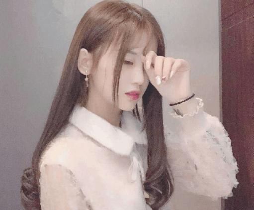 凭借着一首歌曲收获6000万粉丝,如今开法拉利