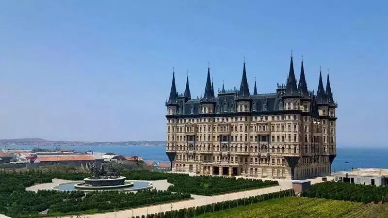 《西虹市首富》电影里,一晚60万的城堡酒店,原