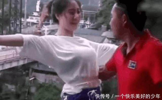 漂亮女子蹦极迟迟不跳,后人催促,女子尴尬回复