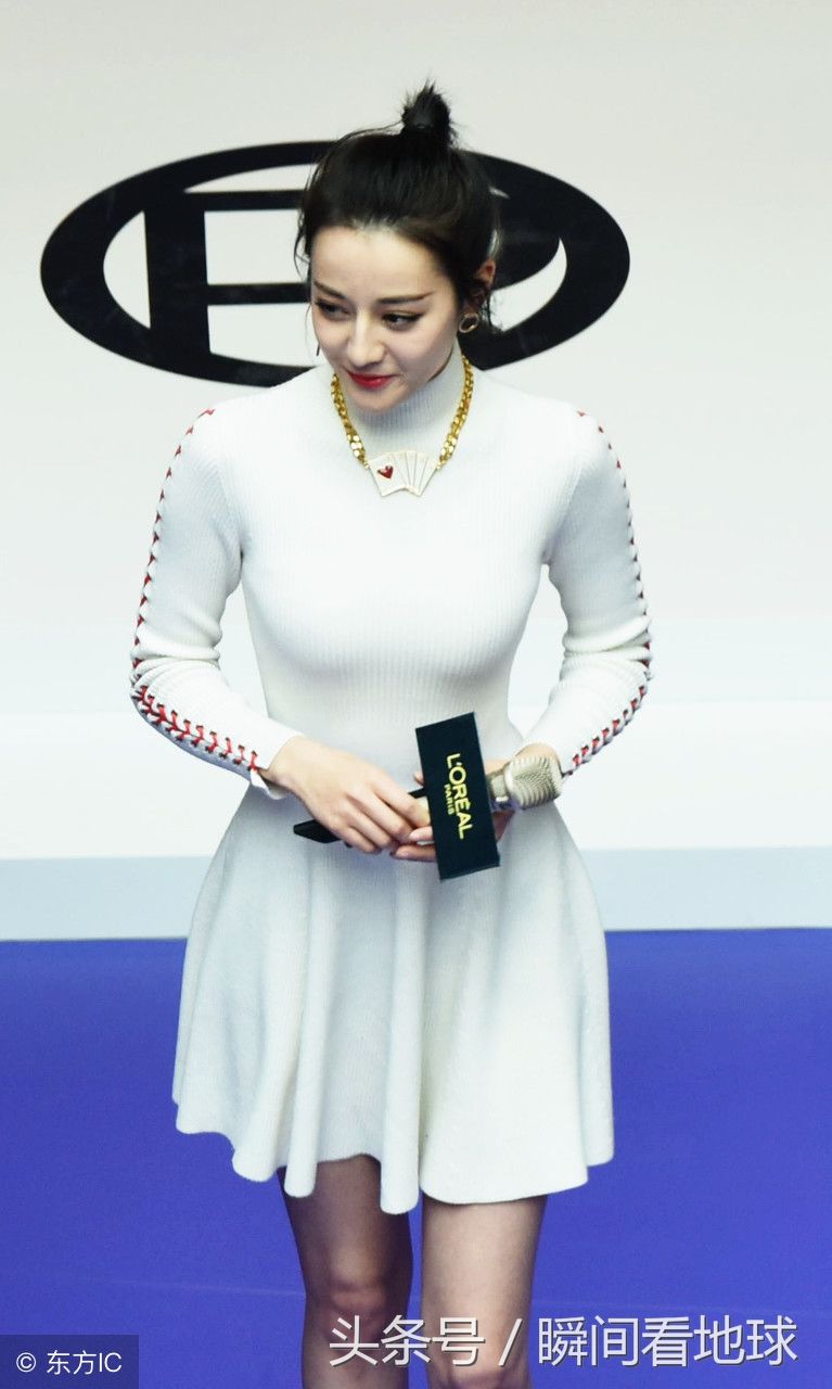 迪丽热巴脚踩高跟鞋 白色裙子很有型