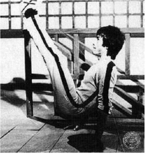 李小龙腹肌训练五种方法,你可以一试!