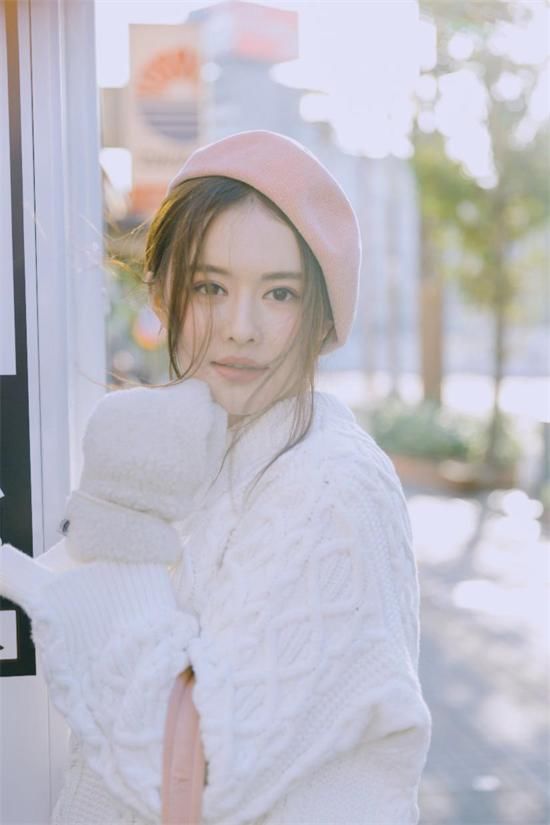 云千千告诉你怎么用白毛衣变身时装精