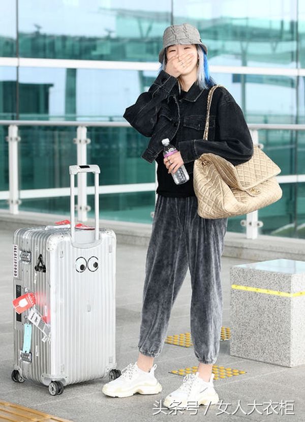 韩国模特Irene Kim短款牛仔外套配金丝绒裤,非