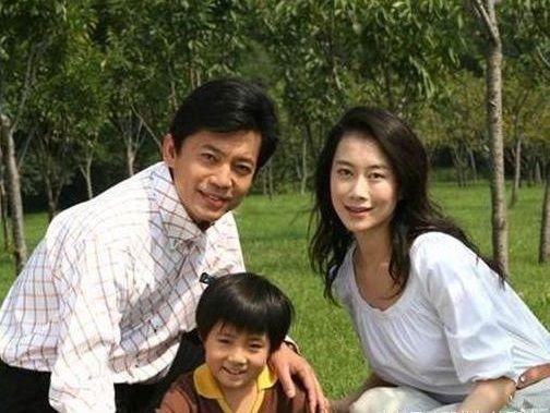 如今何政軍和妻子範雨已經結婚快20年了,兩人育有一個女兒,一家三口